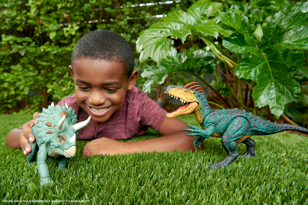 Jurassic World Gigantic Trackers Neovenator Dinosaur Action Figure Toy, Large Species